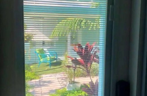 Wilton Manors Apartment | Clean, tropical, private room, bath, and patio in the heart of Wilton Manors.