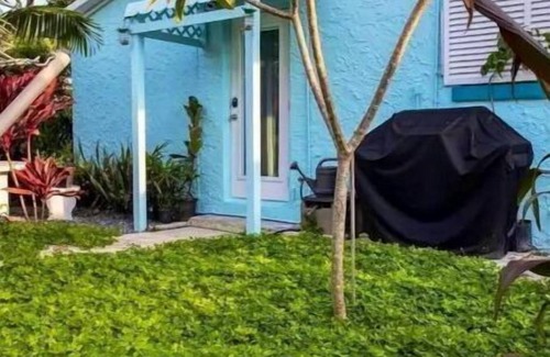 Wilton Manors Apartment | Clean, tropical, private room, bath, and patio in the heart of Wilton Manors.