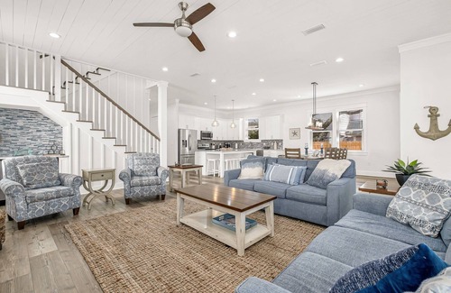 Crystal Beach House | Clear Sky by AvantStay | Sleeps 20 | 5 Minute Walk to the Beach + Private Pool