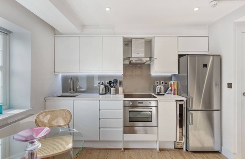 Fitzrovia Apartment | Cleveland Street by Aeria Apartments