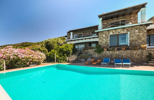 Alghero Villa | ClickSardegnaSeafront villa, 5 bedrooms, 6 bathrooms, infinity pool, WiFi