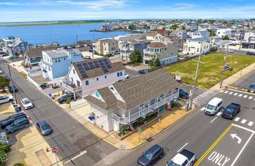 Ship Bottom Apartment | Close to Beach & Bay , 3-BR, 2- Bath, Sleeps 8, Private yard, Outdoor Shower