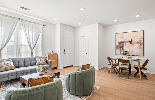 Ontario Condo | close to business district/Airport/free way