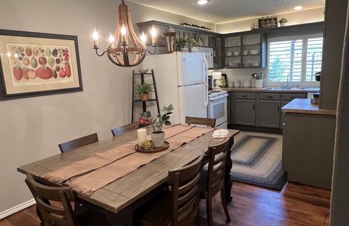 Bedford House | Close to DFW airport, steps to running/bicycling trail, shopping & sport events