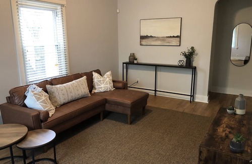 Richmond Cottage | Close to Earlham/IU/Reid! - Nice neighborhood -