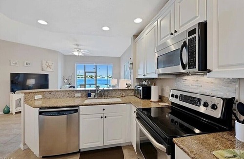 Fort Myers Condo | Close to Gulf Beaches, 18 miles to Fort Myers Beach. 3 BR, 2 Bath, 1st Fl Condo,