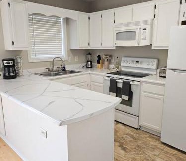 Wilmington House | Close to the beach and attractions! Perfect for families or traveling nurses!