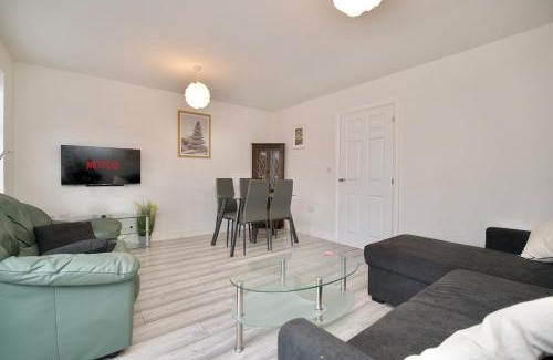 Willenhall House | Clothier House - Stylish 3Bed Haven, WiFi & Driveway Parking