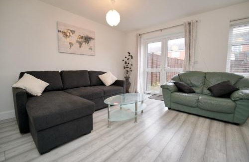 Willenhall House | Clothier House - Stylish 3Bed Haven, WiFi & Driveway Parking