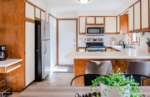 Appleton House | Cloud 9 Corporate Housing - 4 bed, 2 bath