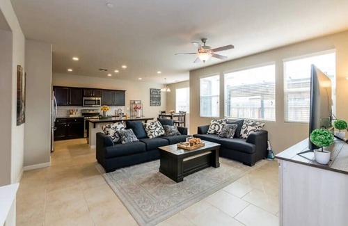 Raisin House | Clovis House, Sleeps 10, Hammock, Covered Patio, Game Table