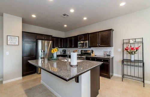 Raisin House | Clovis House, Sleeps 10, Hammock, Covered Patio, Game Table