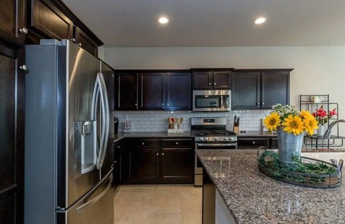 Raisin House | Clovis House, Sleeps 10, Hammock, Covered Patio, Game Table