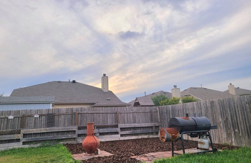 San Antonio Boat Rental | Clyde's Comfy Spot, Far West Home for 6