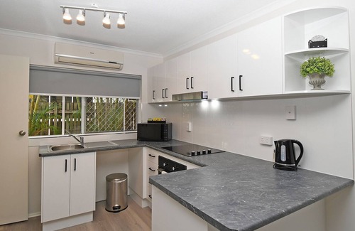 Torquay House | Coast Apartments Large 2 Bed 1 Bathroom with Pool