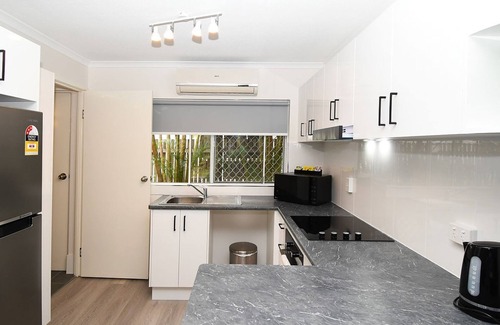 Torquay House | Coast Apartments Large 2 Bed 1 Bathroom with Pool
