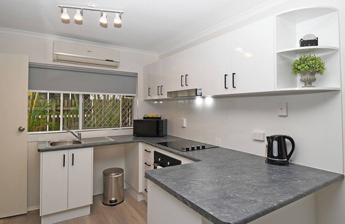 Torquay Apartment | Coast Apartments Large 2 Bed 1 Bathroom with Pool