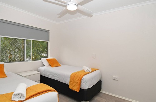 Torquay Apartment | Coast Apartments Large 2 Bed 1 Bathroom with Pool