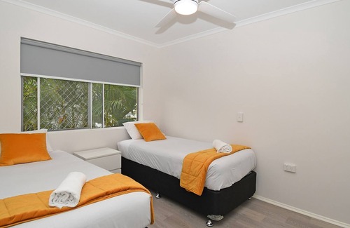 Torquay Apartment | Coast Apartments Large 2 Bed 1 Bathroom with Pool