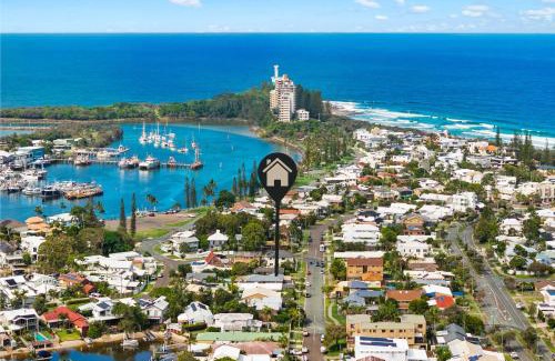 Buddina House | Coastal 3BR Beachside Haven, Pet-Friendly!