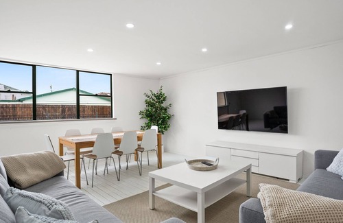 Windang House | Coastal Blue is a large 5 bedroom holiday home on the NSW South Coast located in Windang.