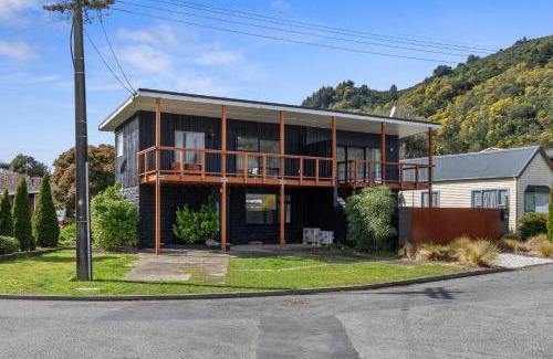 Picton House | Coastal Charm - Picton Holiday Home