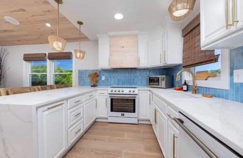 Colington House | Coastal Luxury Hot Tub Fire Pit & 5Min to Beach