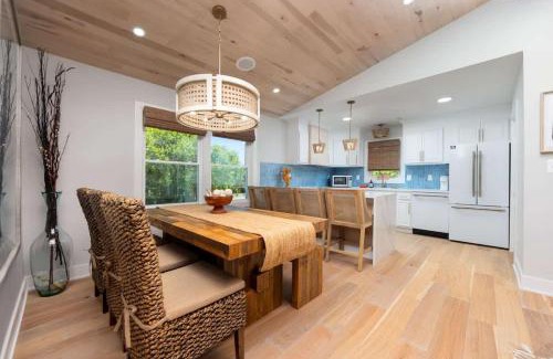 Colington House | Coastal Luxury Hot Tub Fire Pit & 5Min to Beach