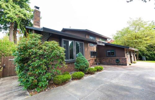 Crescent Beach Apartment | Coastal Luxury Suite White Rock