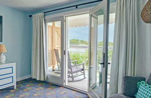 Cape May Hotel | Coastal Oasis – Poolside Fun, Bikes & Ocean Breezes