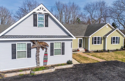 Lewes House | Coastal Quarters-Units 1 & 2-5BR house & 2BR unit-Sleeps 18 total, yard,fire pit