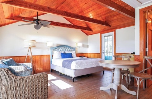 Captiva Hotel | Coastal Serenity: Courtyard Cottage w/Porch | Kitchen | Parking | Onsite Pools