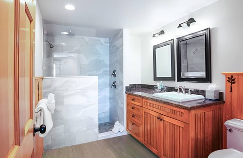 Captiva Hotel | Coastal Serenity: Courtyard Cottage w/Porch | Kitchen | Parking | Onsite Pools