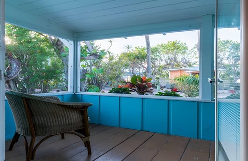 Captiva Hotel | Coastal Serenity: Courtyard Cottage w/Porch | Kitchen | Parking | Onsite Pools