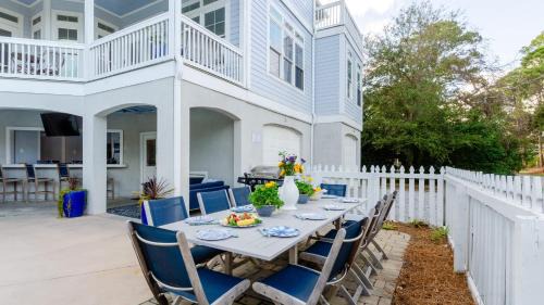 Folly Field House | Cobalt Coast by AvantStay 7BDR Steps from Beach