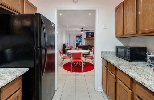 Hapeville House | Coca-Cola Theme Airbnb! 😋🥤 (5 mins from airport)