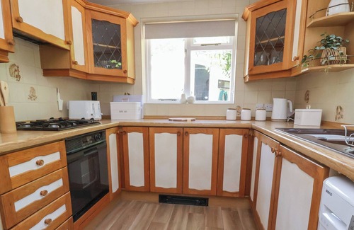 Overton-on-dee Cottage | COCK BANK COTTAGE, pet friendly, with a garden in Bangor-On-Dee