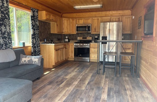 Cohoe Cabin | Cohoe Loop Kasilof Cabin: Sleeps family of 3