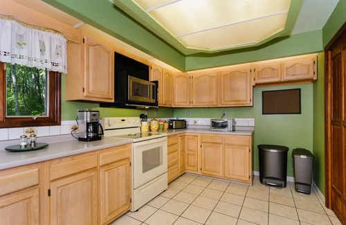 Fletcher House | Cold Moose Cabin- 20 Min. to Asheville, EV Charger, Mountain views from 3 decks