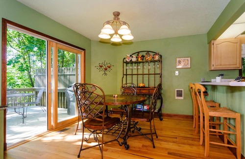 Fletcher House | Cold Moose Cabin- 20 Min. to Asheville, EV Charger, Mountain views from 3 decks