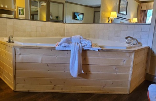 Pigeon Forge Hotel | Colonial House Motel