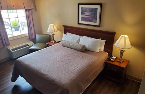 Pigeon Forge Hotel | Colonial House Motel