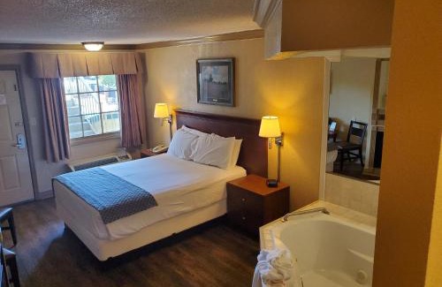 Pigeon Forge Hotel | Colonial House Motel