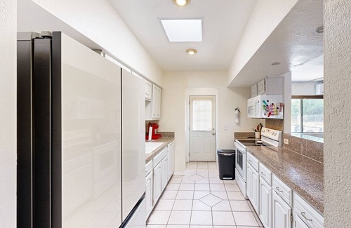 Sierra Vista House | Colorful dog-friendly home with large fenced yard and firepit