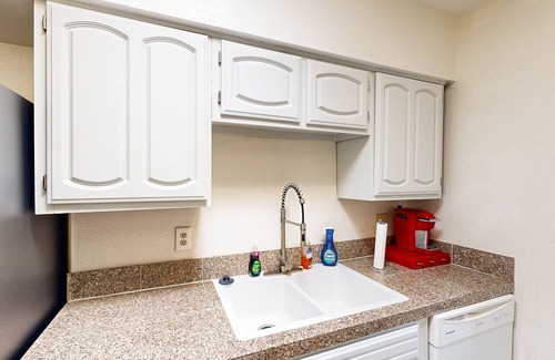 Sierra Vista House | Colorful dog-friendly home with large fenced yard and firepit