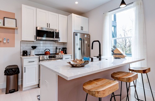 Royal Pines Condo | Colorful modern suite near Blue Ridge Parkway and Biltmore