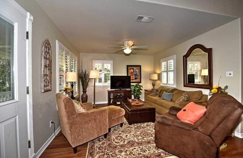 New Braunfels Cottage | Comal River access - Charming River Retreat – Walk to Downtown & Tubing!