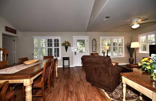 New Braunfels Cottage | Comal River access - Charming River Retreat – Walk to Downtown & Tubing!