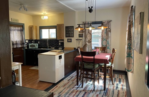 Dunsmuir House | Come and Get your Love! Sleep on a real Waterbed! Only minutes from Mt. Shasta.