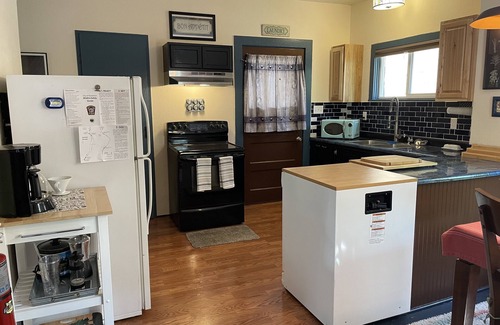 Dunsmuir House | Come and Get your Love! Sleep on a real Waterbed! Only minutes from Mt. Shasta.